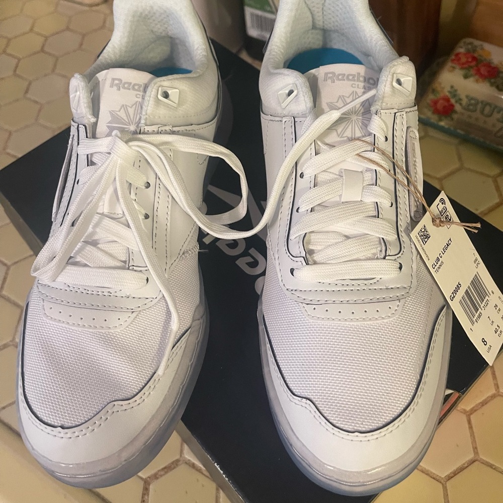 Reebok-Unisex Club C legacy white with blue sole